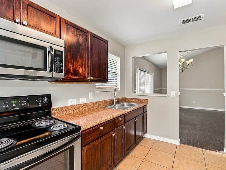 Apopka House: 526 Conure St