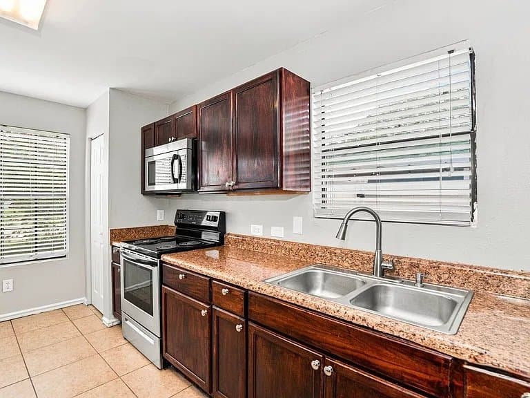 Apopka House: 526 Conure St