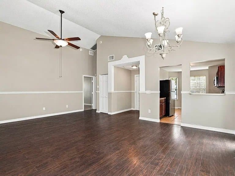 Apopka House: 526 Conure St