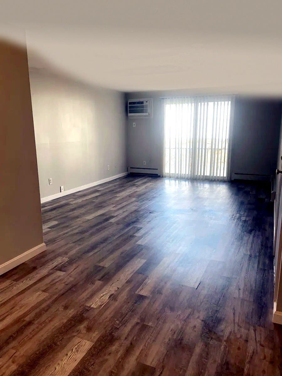 Lowell Apartment: 215 Mammoth Rd