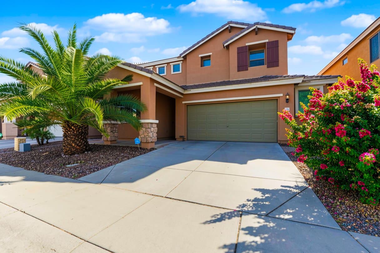 Chandler House: 121 W Hackberry Dr