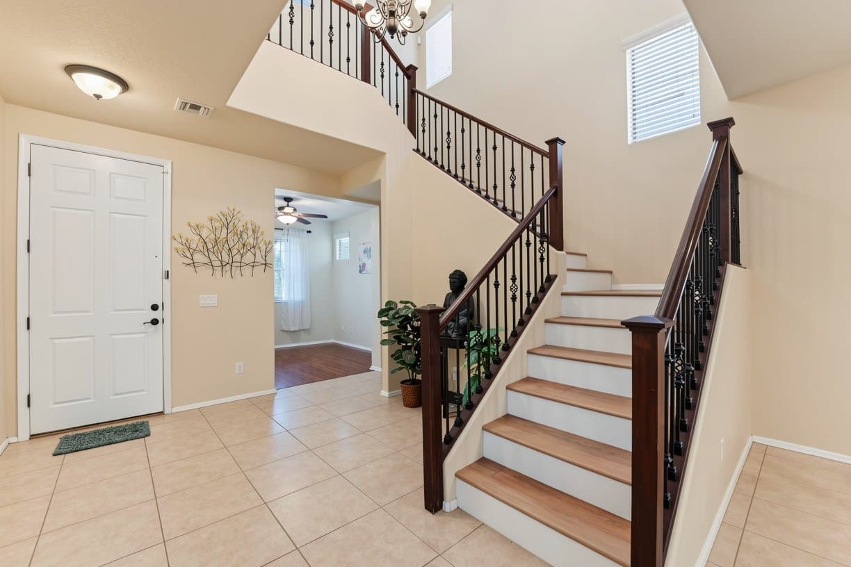 Chandler House: 121 W Hackberry Dr