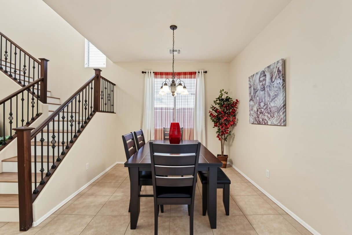 Chandler House: 121 W Hackberry Dr