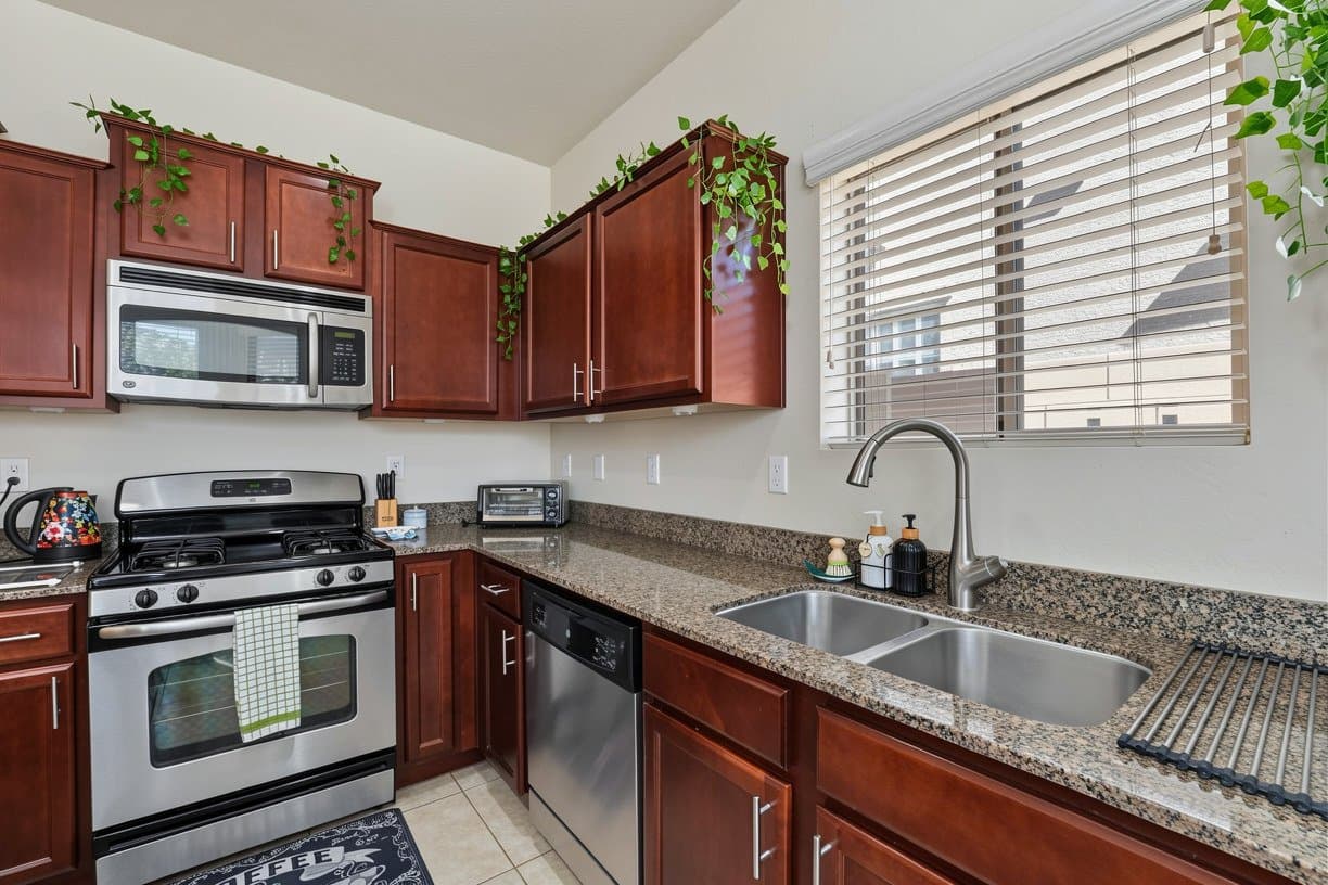 Chandler House: 121 W Hackberry Dr