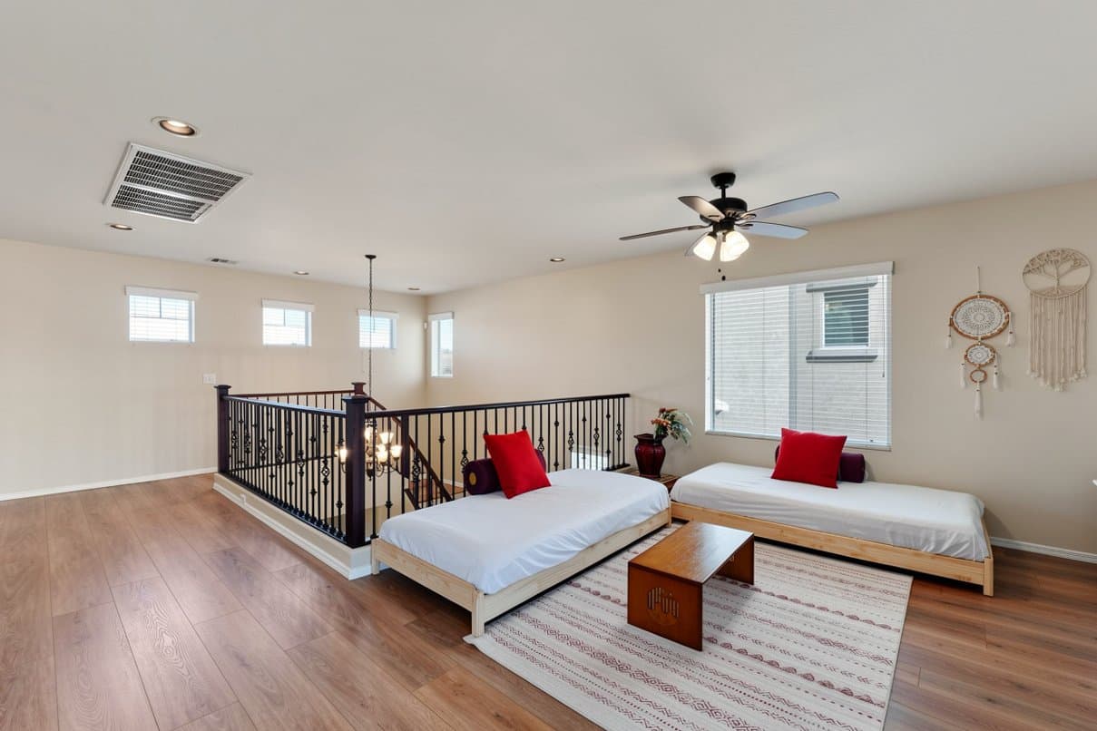 Chandler House: 121 W Hackberry Dr