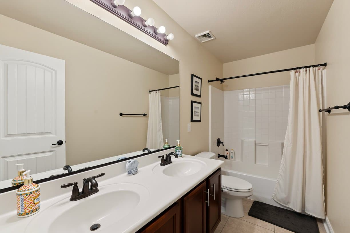 Chandler House: 121 W Hackberry Dr