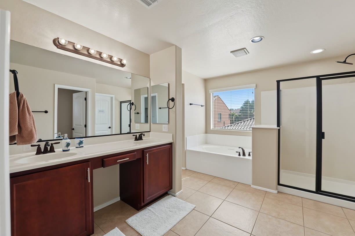 Chandler House: 121 W Hackberry Dr
