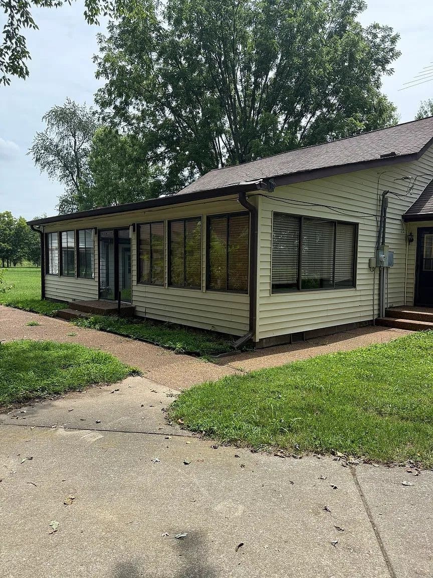 Murfreesboro House: 1504 Harrison Rd