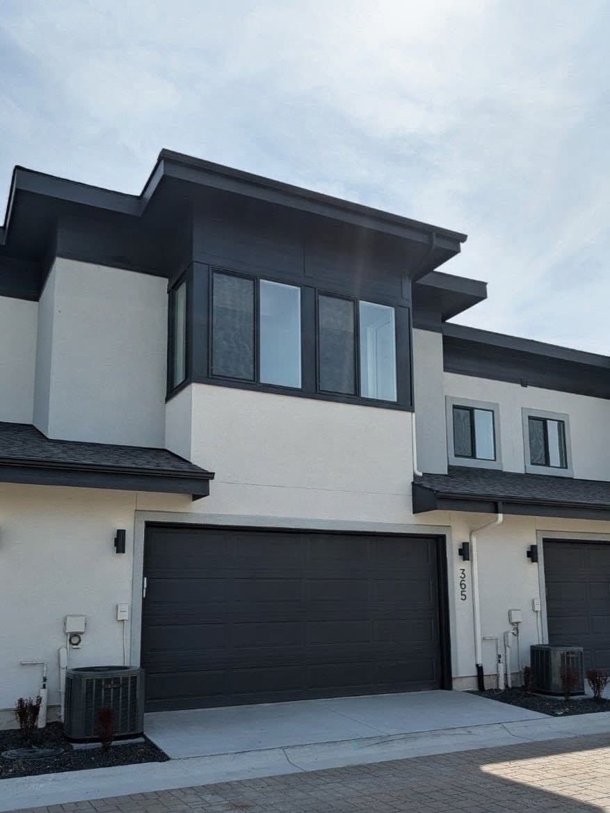Eagle Townhome: 365 E Lombard Ln