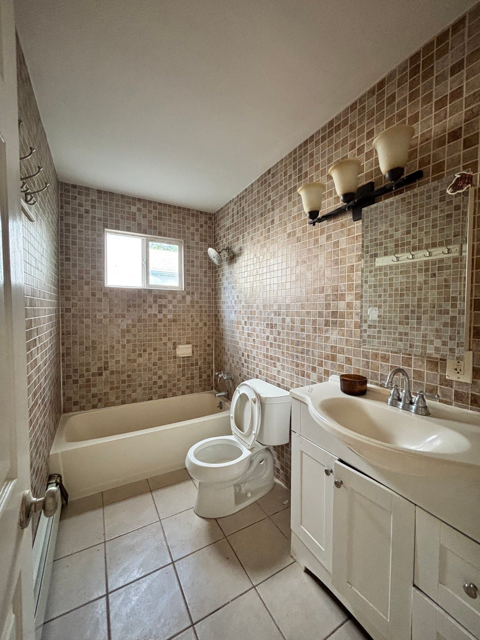 Nesconset House: 10 Park Cir