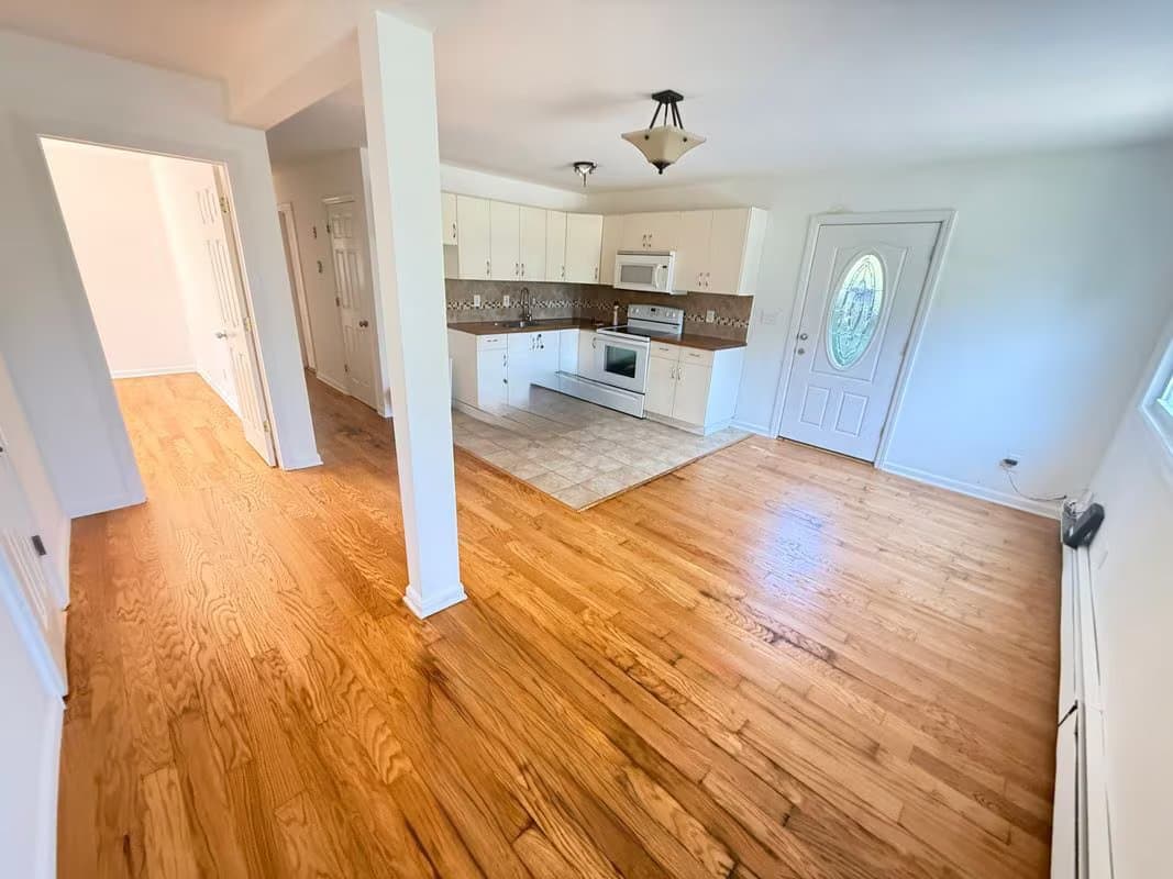 Nesconset House: 10 Park Cir