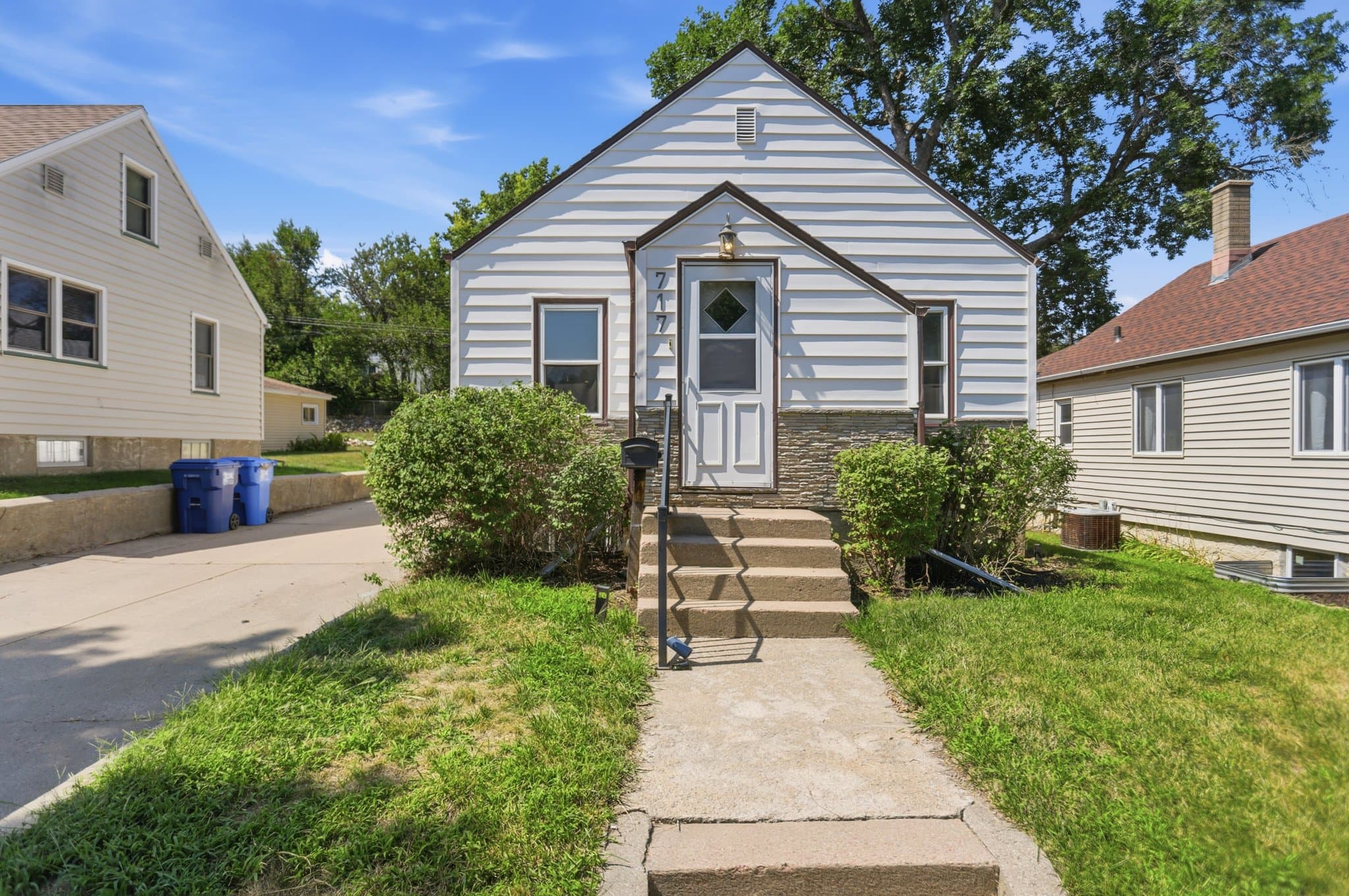 Sioux Falls House: 717 S Hawthorne Ave