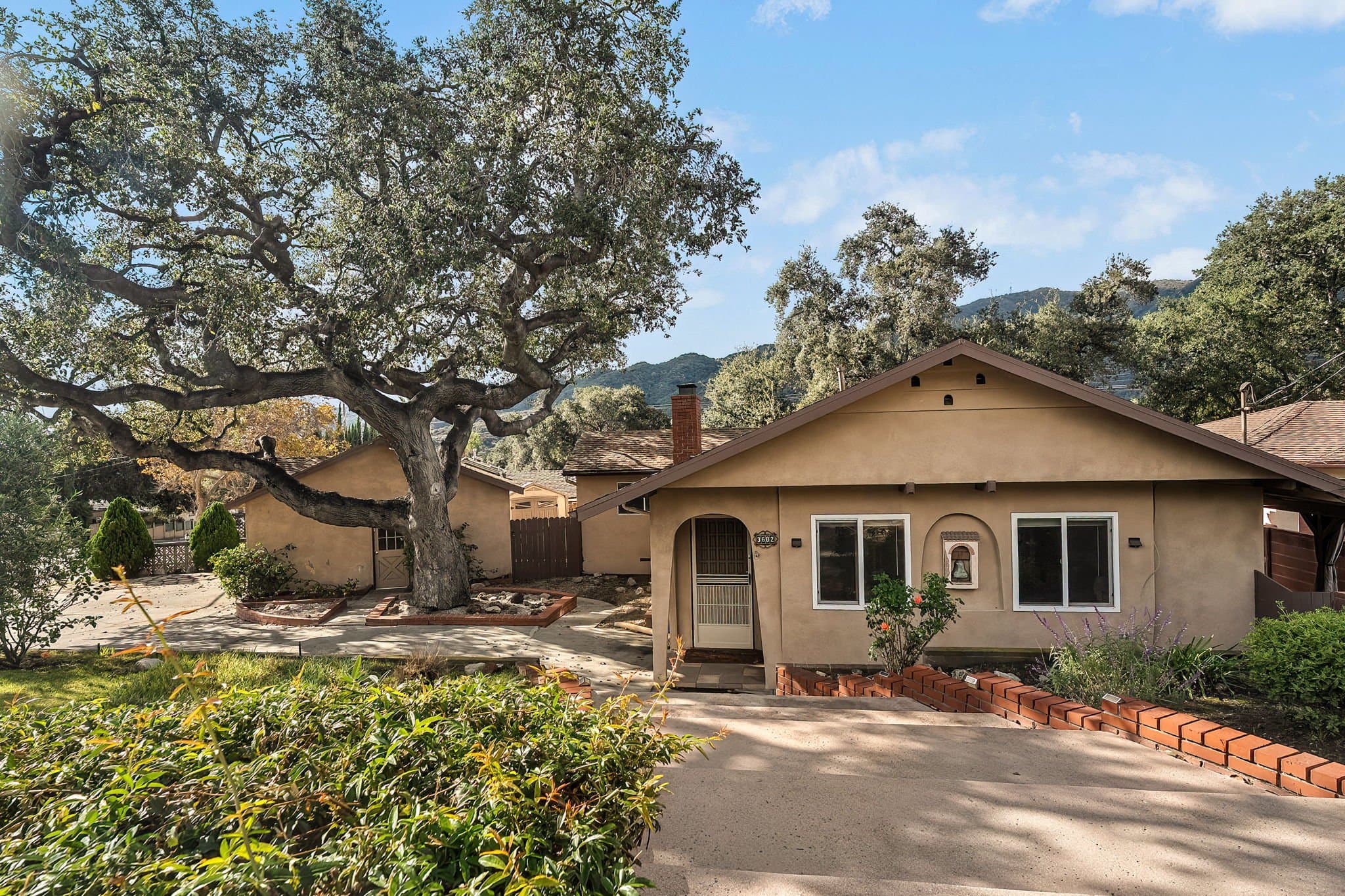 La Crescenta House: 3602 Altura Avenue