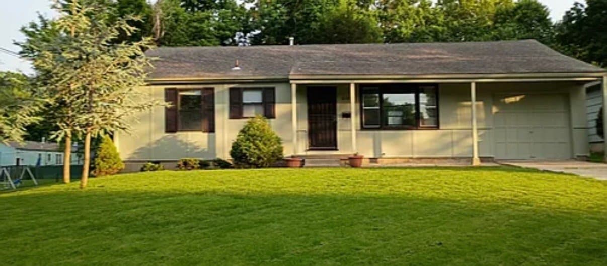 Overland Park House: 6101 W 74th St