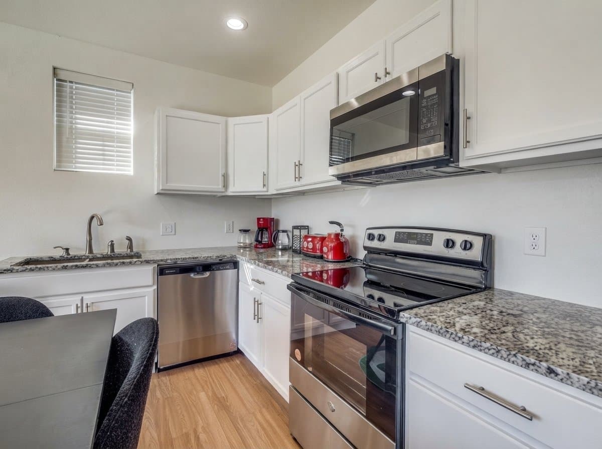 Dallas House: 4209 Metropolitan Ave