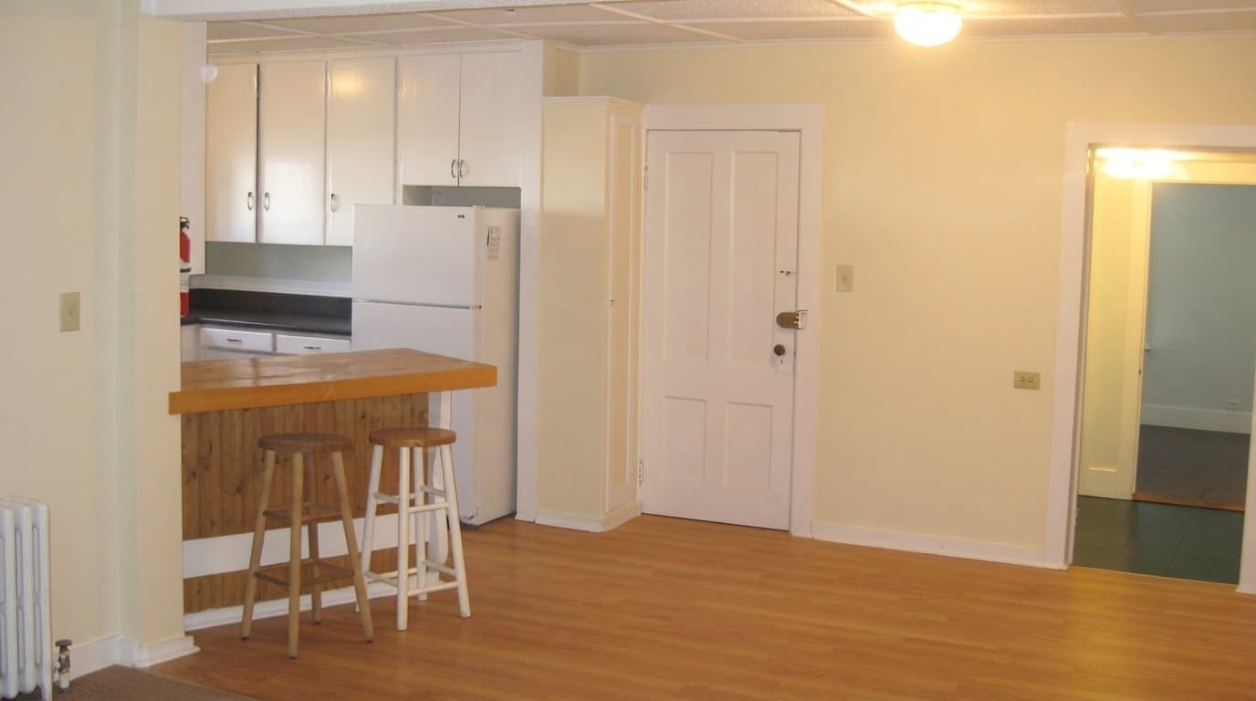 Poultney Apartment: 932 E Main St