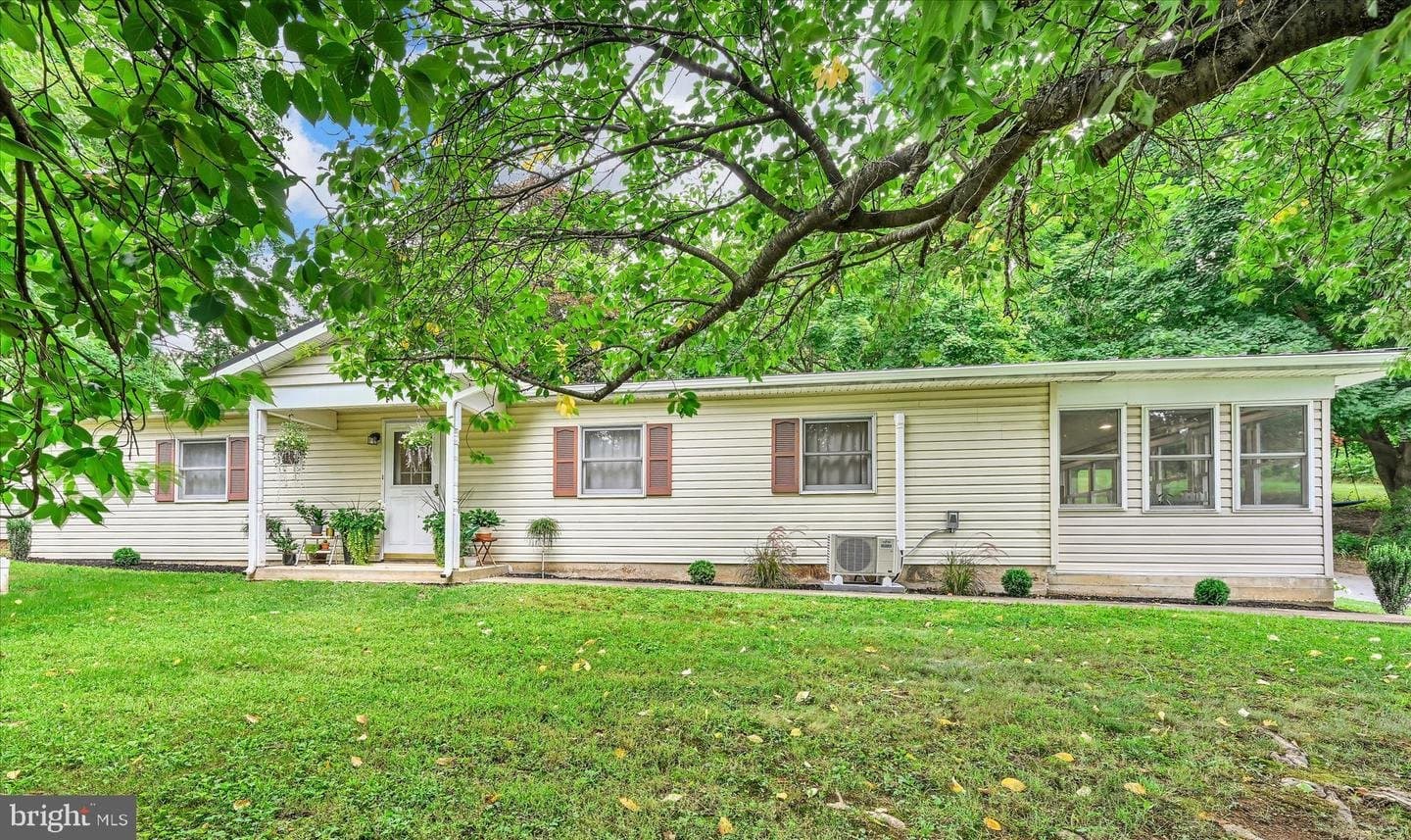Robesonia House: 470 N Heidelberg Rd