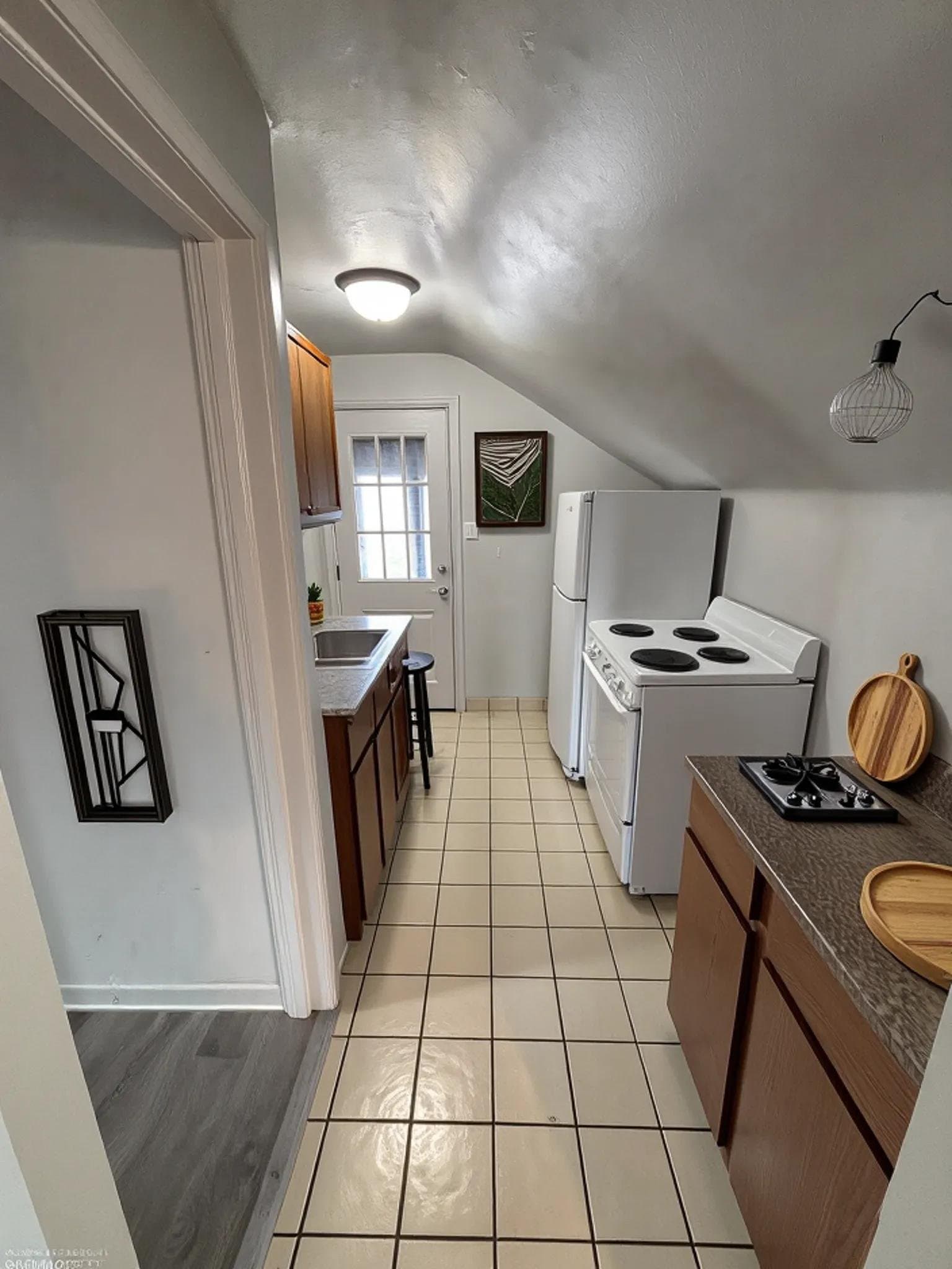 Lincoln Park Apartment: 1312 Hanford