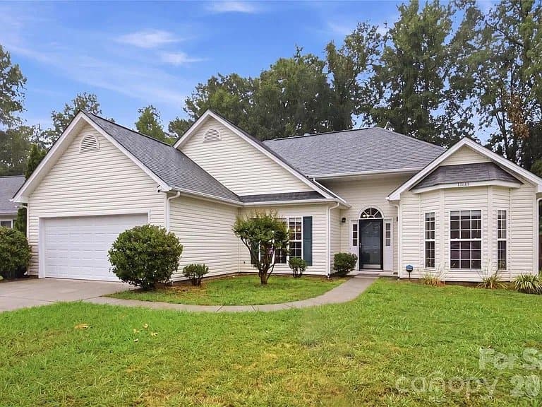 Rock Hill House: 1393 Hollythorne Dr