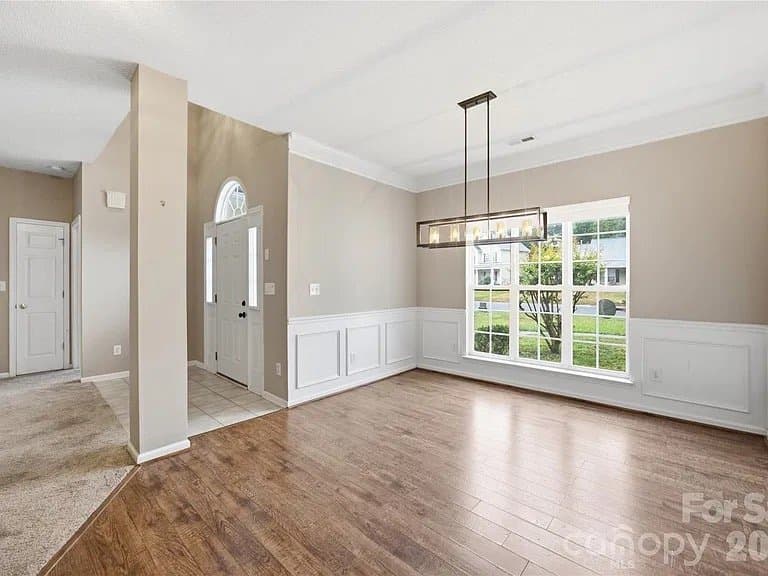 Rock Hill House: 1393 Hollythorne Dr