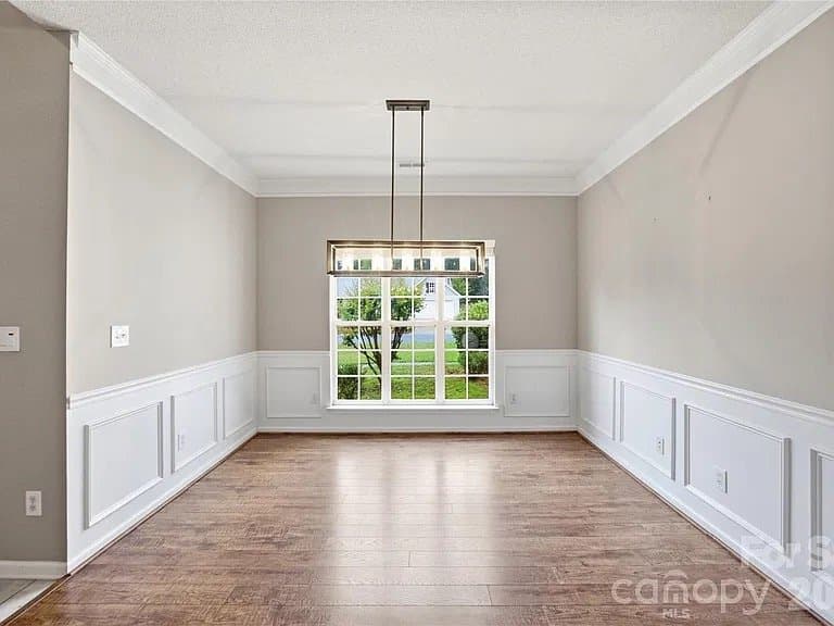 Rock Hill House: 1393 Hollythorne Dr