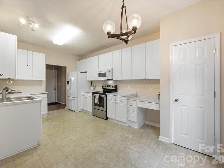 Rock Hill House: 1393 Hollythorne Dr
