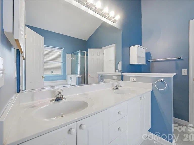 Rock Hill House: 1393 Hollythorne Dr