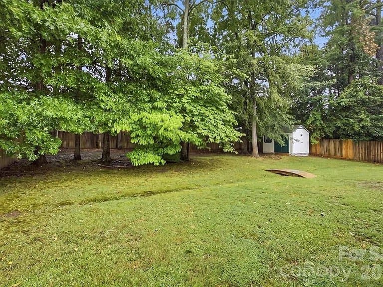 Rock Hill House: 1393 Hollythorne Dr