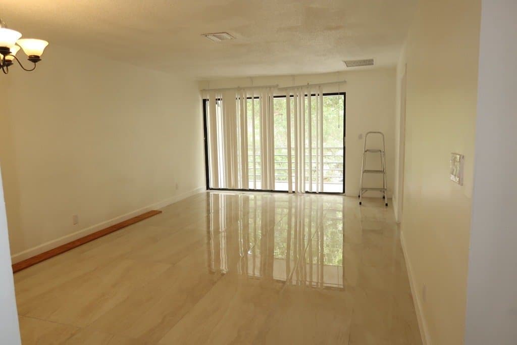 Hollywood Apartment: 7830 NW 33rd St