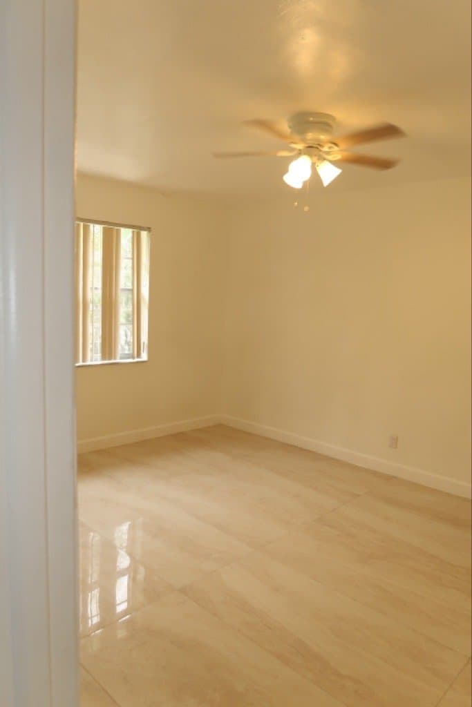 Hollywood Apartment: 7830 NW 33rd St