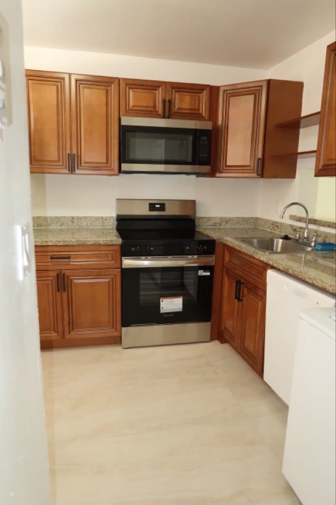 Hollywood Apartment: 7830 NW 33rd St