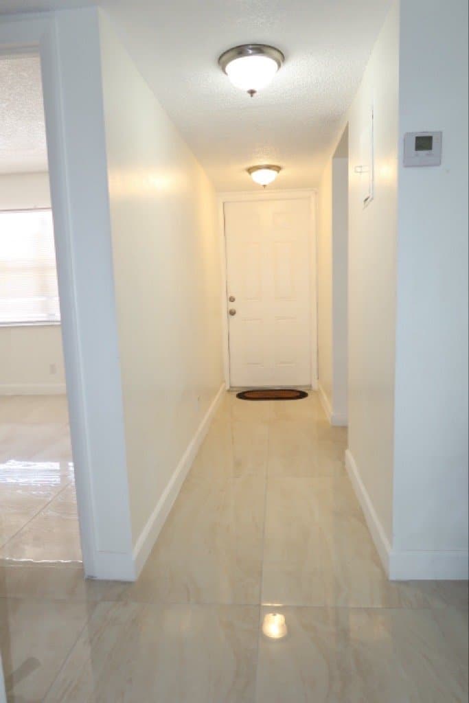 Hollywood Apartment: 7830 NW 33rd St