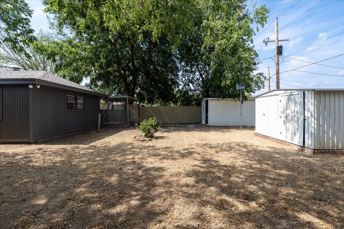 Lawton House: 118 NE Angus St