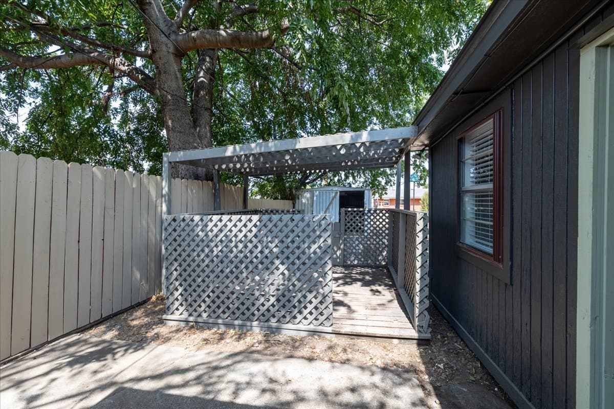 Lawton House: 118 NE Angus St