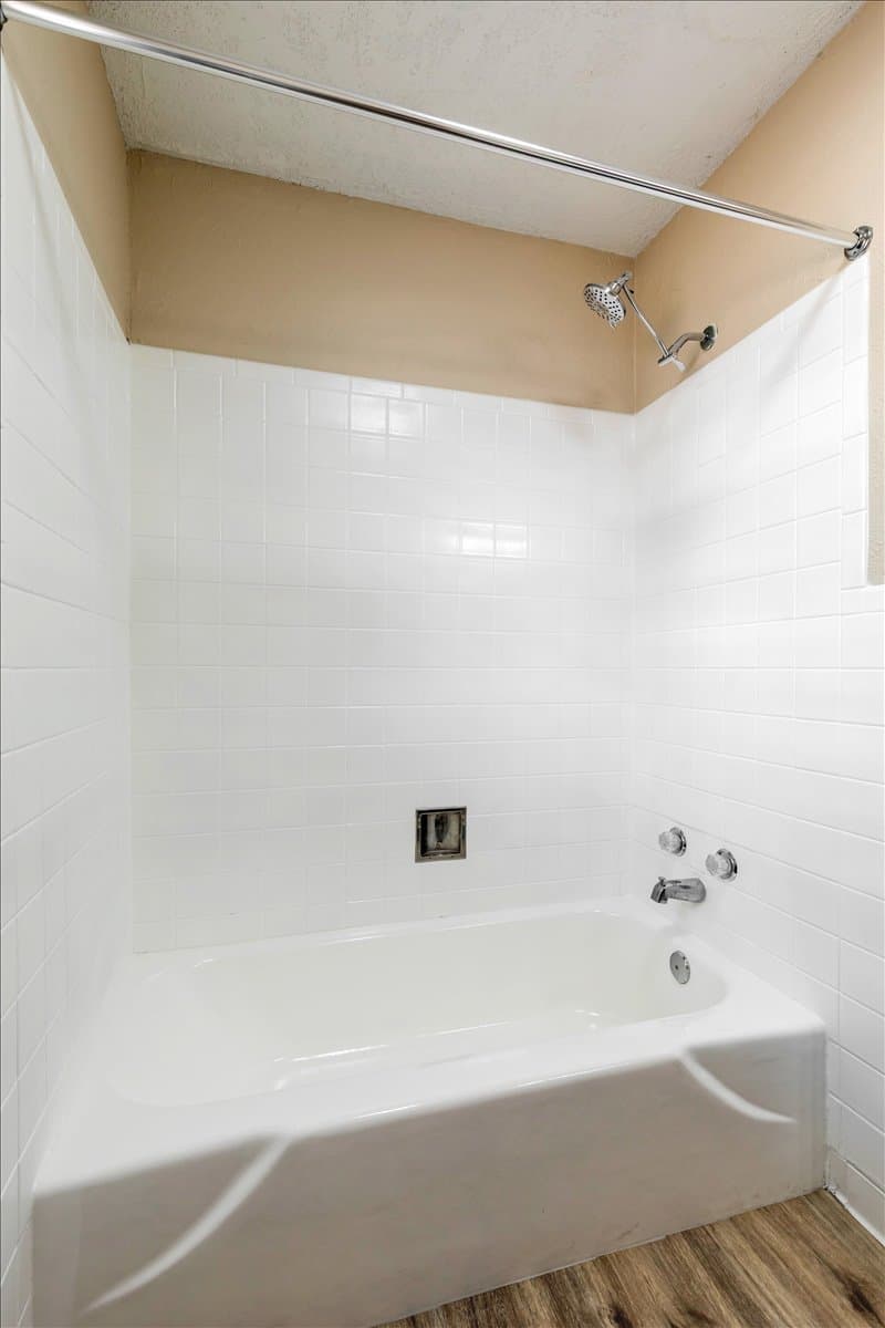 Lawton House: 118 NE Angus St