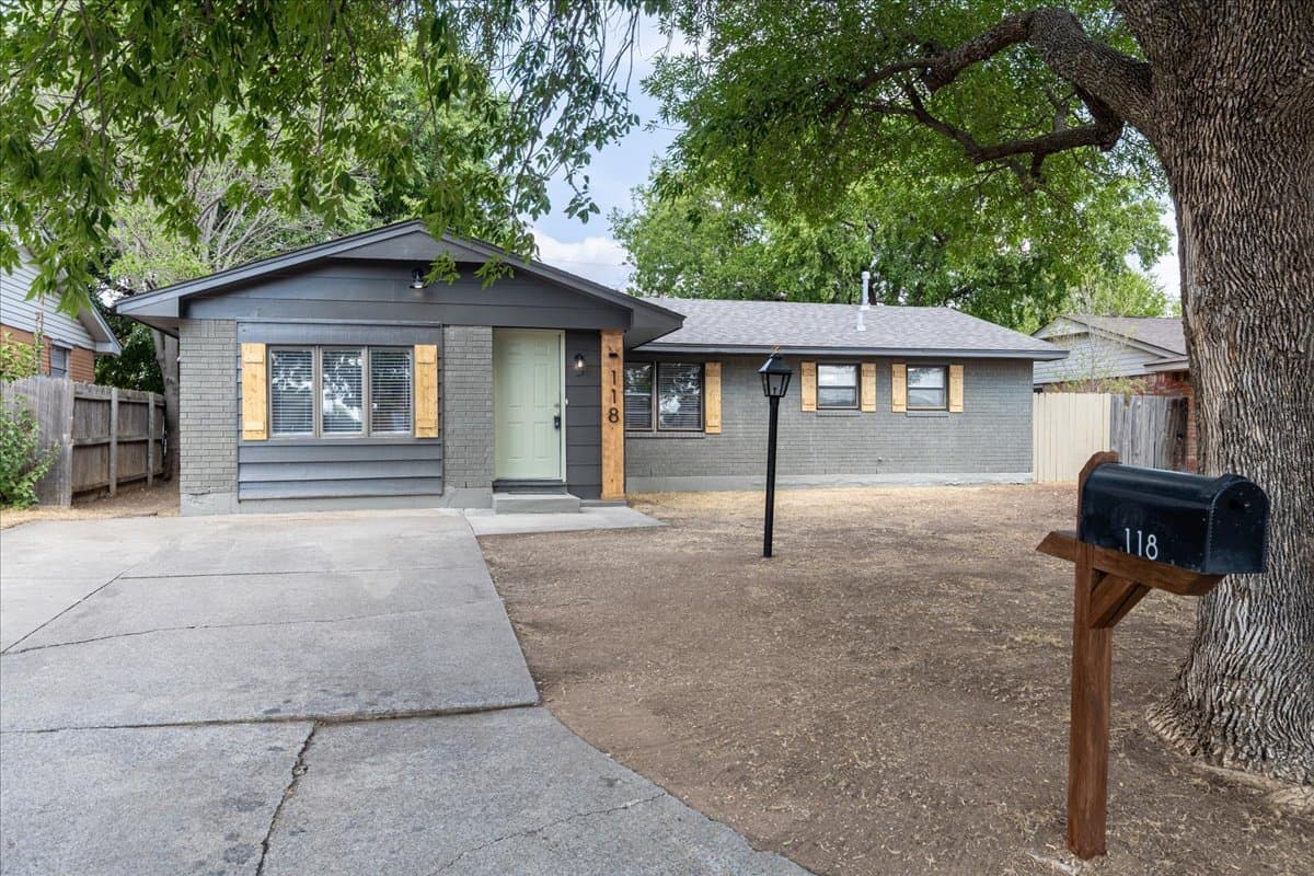Lawton House: 118 NE Angus St