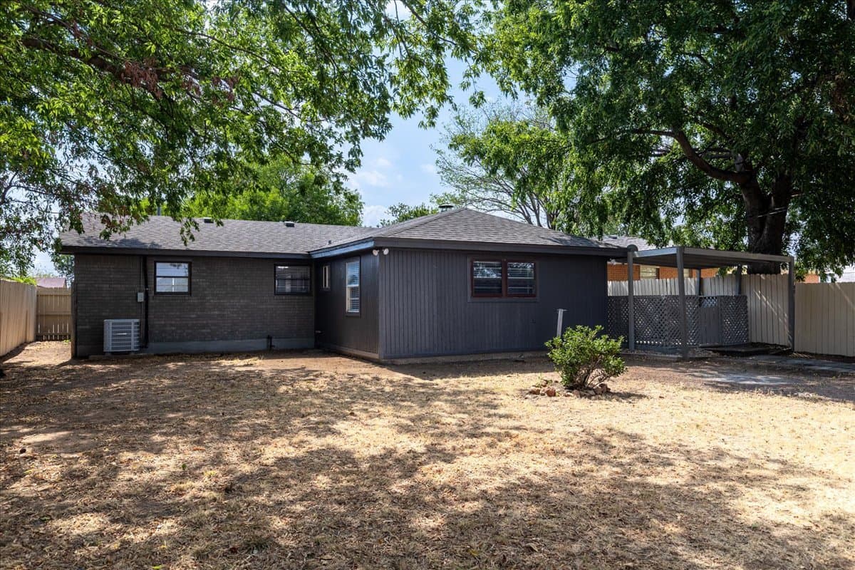 Lawton House: 118 NE Angus St