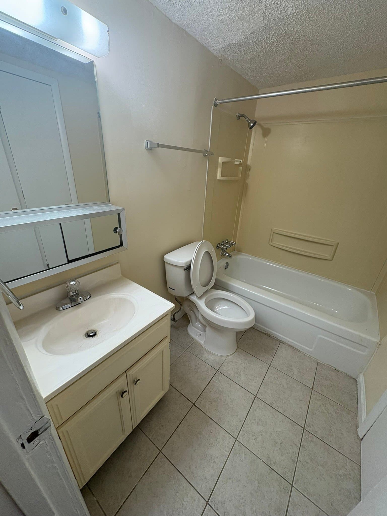 Springfield Apartment: 1230 E McDaniel St