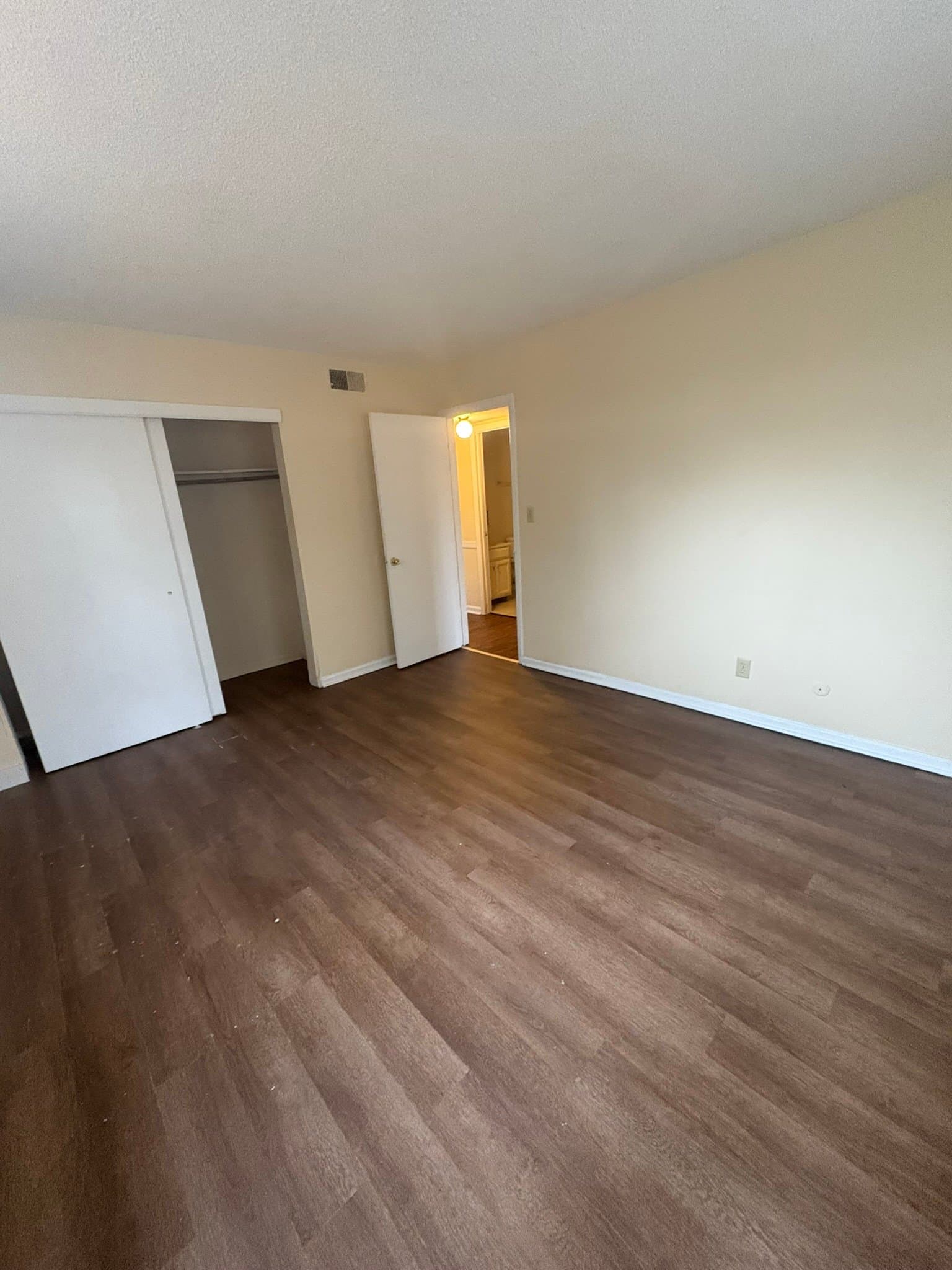 Springfield Apartment: 1230 E McDaniel St
