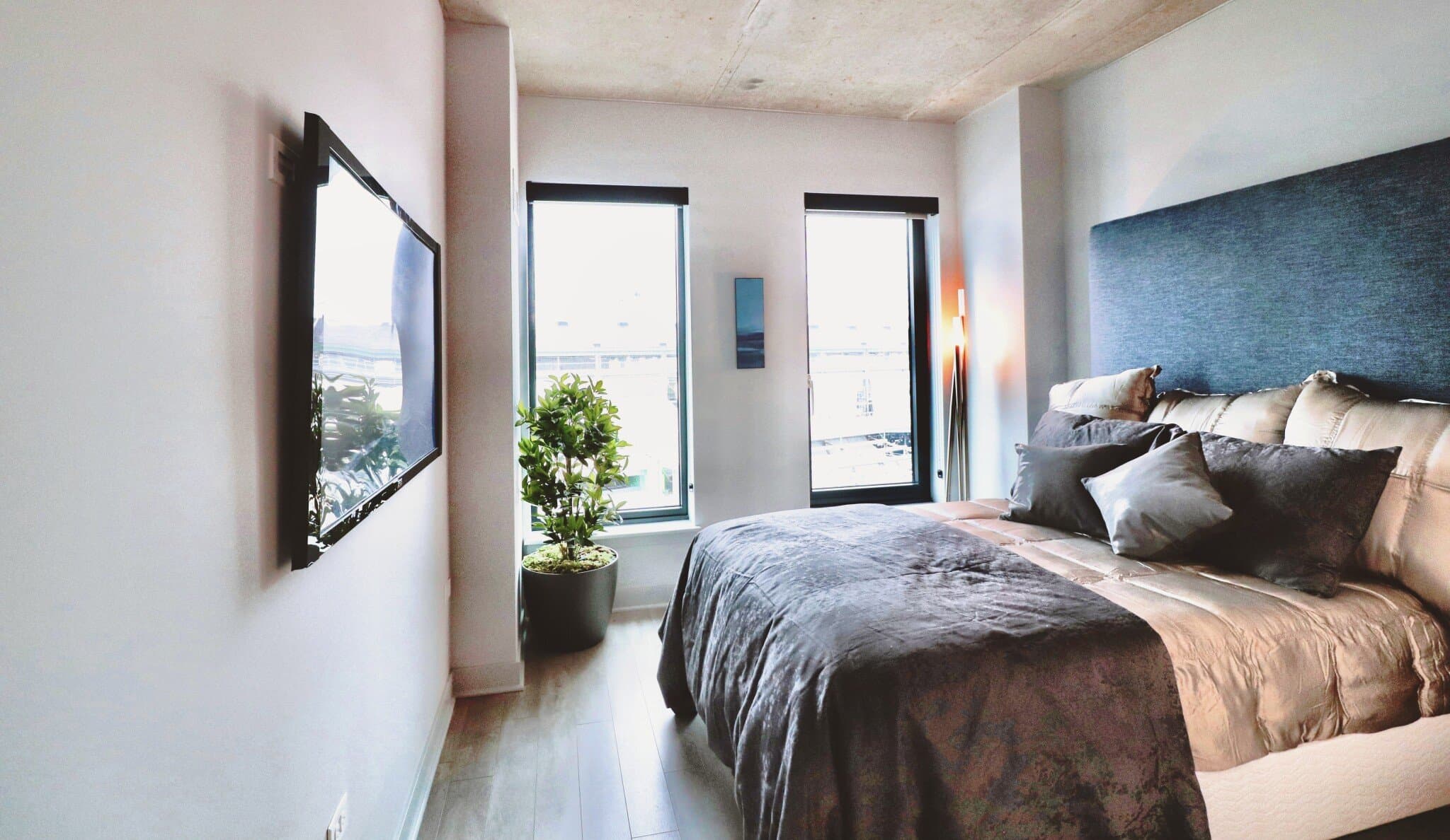 Chicago Condo: 1052 W Waveland Ave