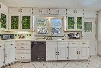 Wichita House: 1044 N Lawrence Ct