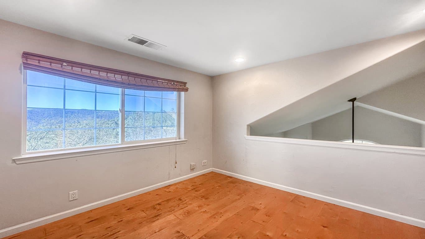 North Fork House: 34914 Sneezeweed Ln