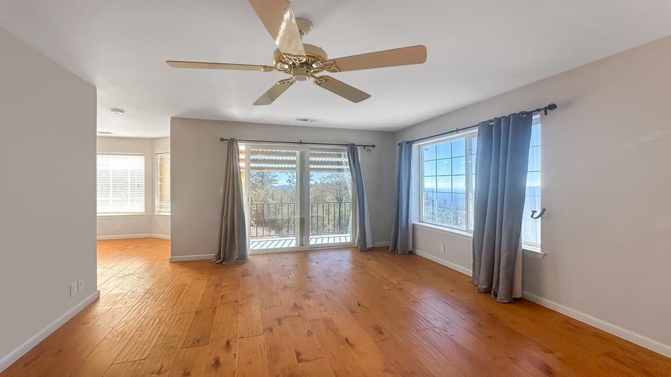 North Fork House: 34914 Sneezeweed Ln