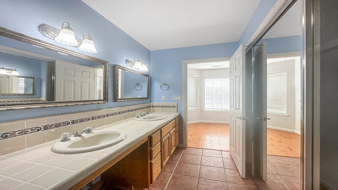 North Fork House: 34914 Sneezeweed Ln