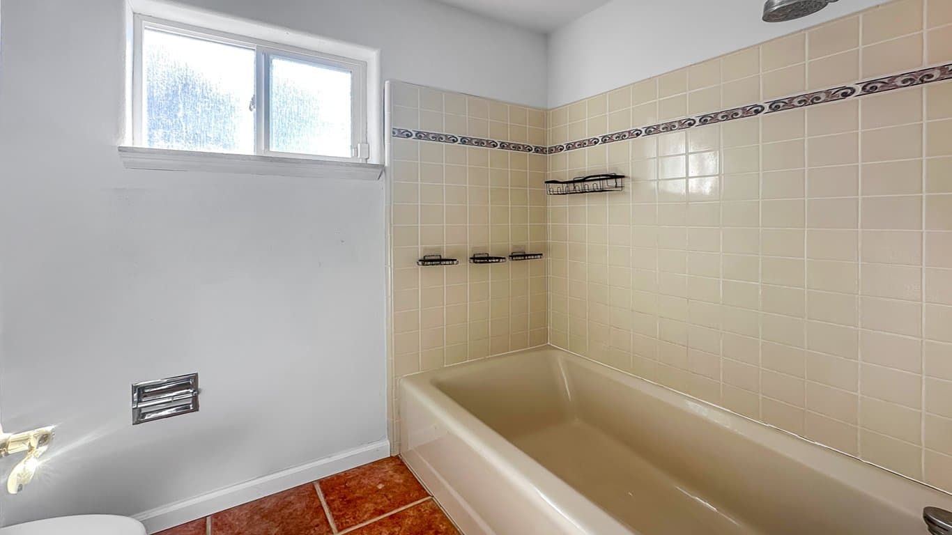 North Fork House: 34914 Sneezeweed Ln