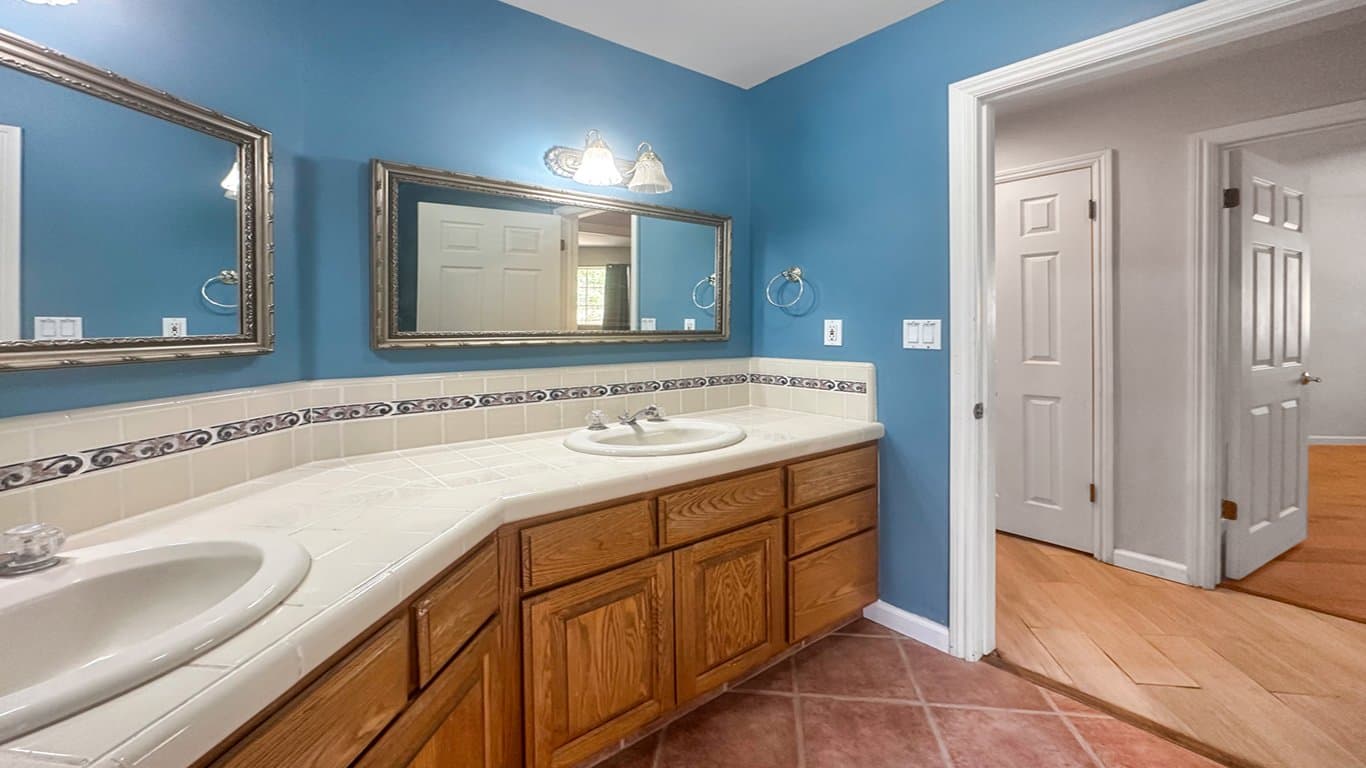 North Fork House: 34914 Sneezeweed Ln