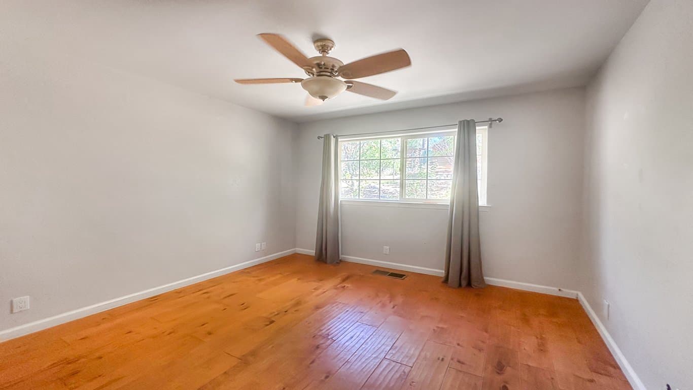 North Fork House: 34914 Sneezeweed Ln