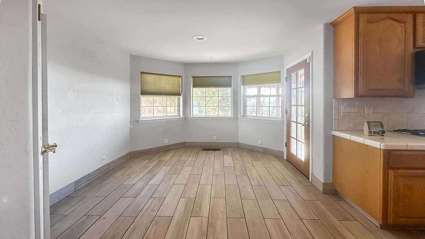 North Fork House: 34914 Sneezeweed Ln
