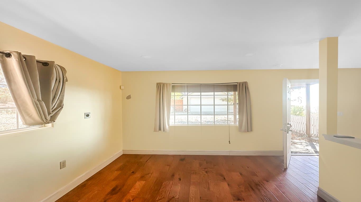 North Fork House: 34914 Sneezeweed Ln