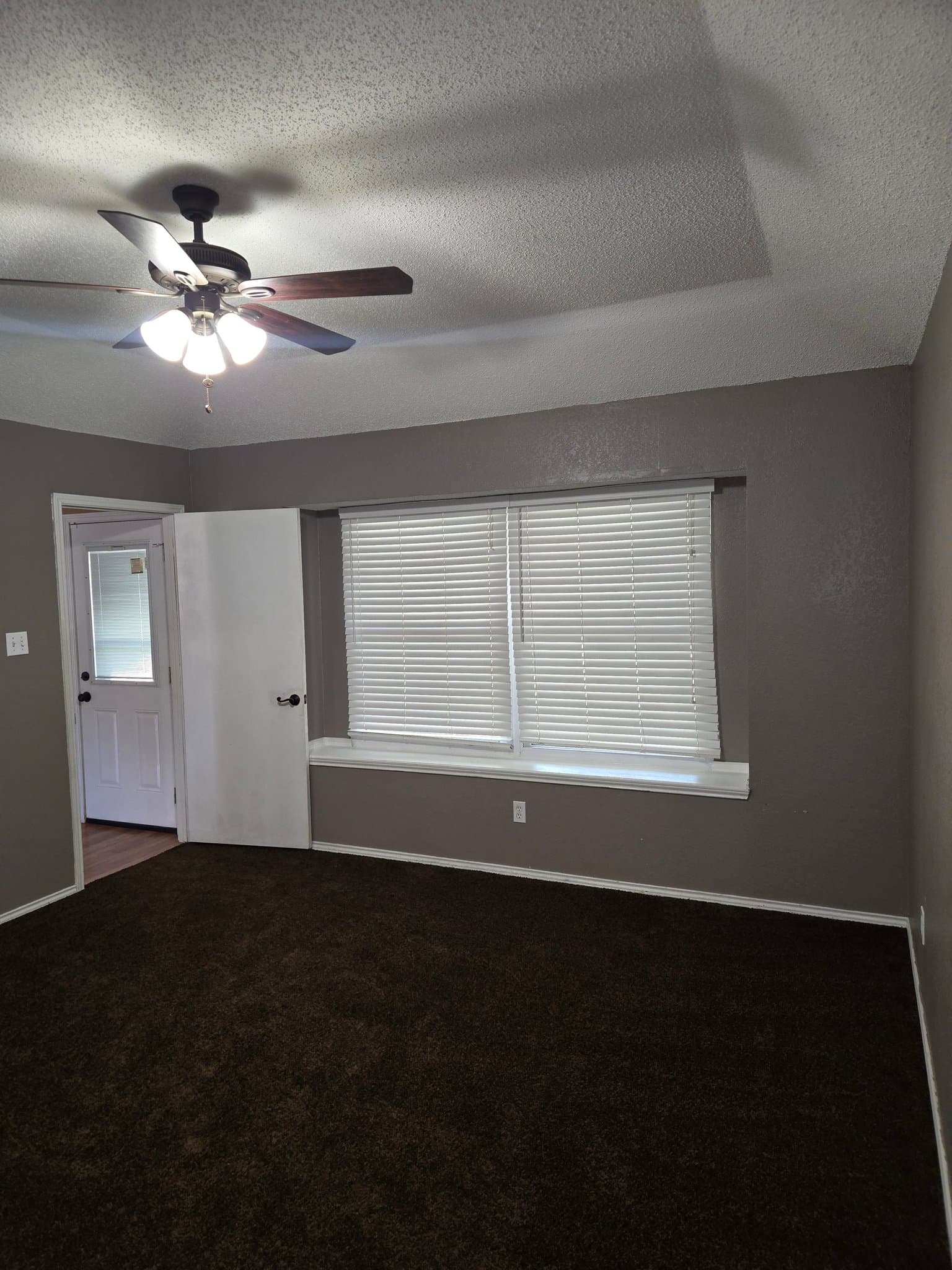 Grand Prairie House: 3050 RUSTLEWIND LN